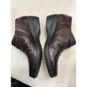 Clark's booties/shoes brown leather size 8. BRAND NEW! Never worn!